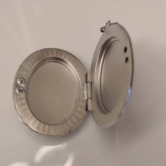 Sterling Silver Vintage Locket - Picture 4 of 6